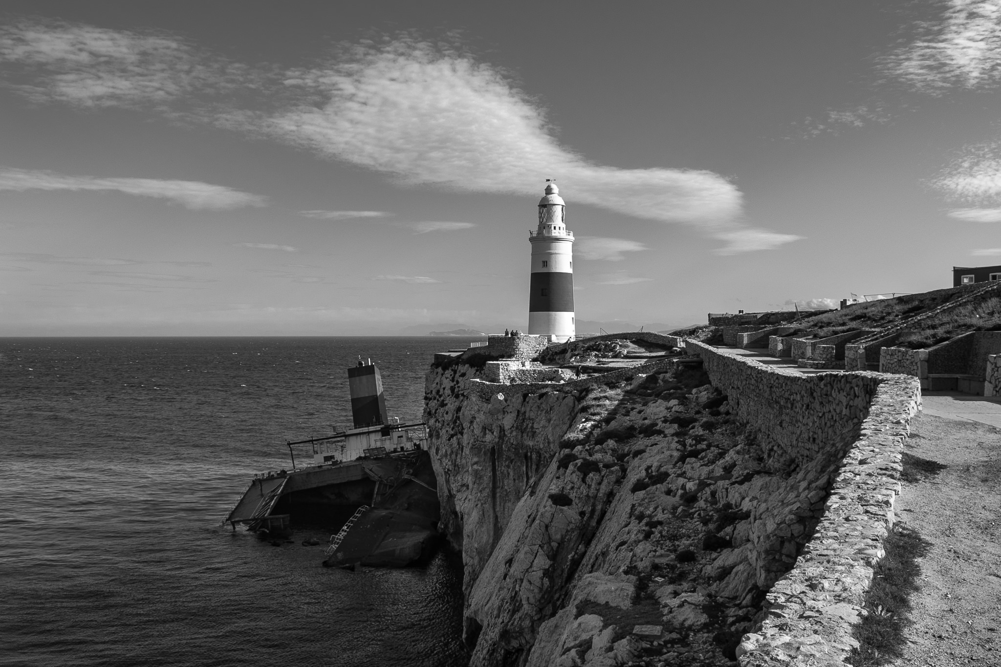 Latarnia morska i wrak masowca "Fedra"