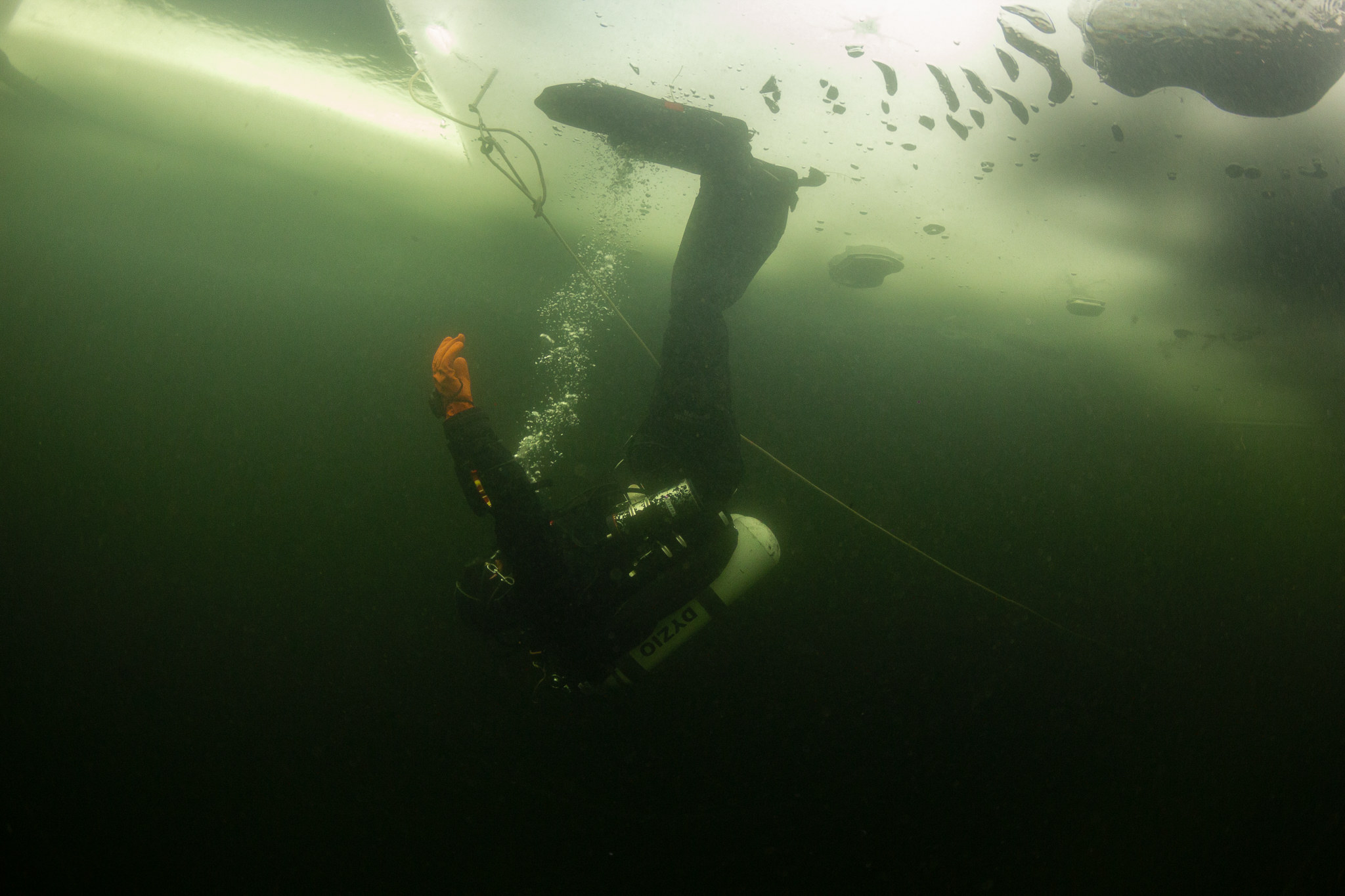 Nurkowanie pod lodem - przerębel awaryjny