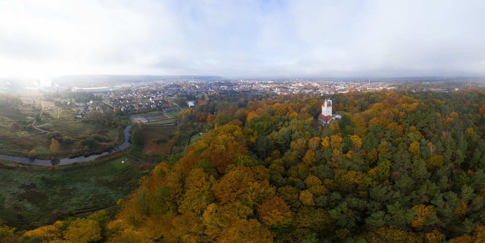 Wieżą Ciśnień w Lęborku jesienią
